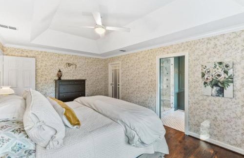 Updated and Spacious Home with Huge Yard Office and Decks - Foto 31