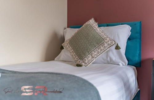 4-BR Hayes Home, Guests 8 - Ideal for Long term stays, Fast unlimited Wi-Fi - Foto 12