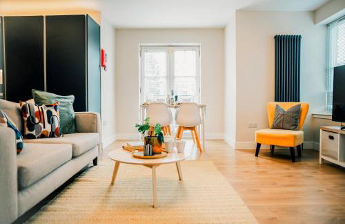 Modern Central 2 Bed Apartment with Parking - Photo 10