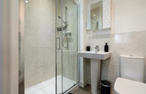 London 4-Bed in Coulsdon, 20 mins Gatwick, Parking - Foto 29