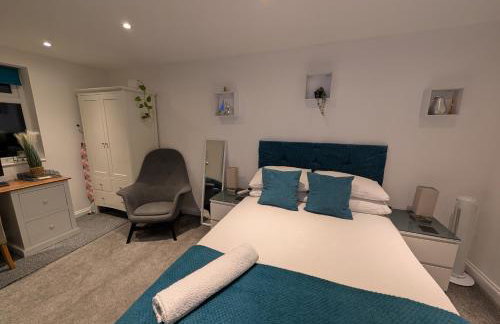 Sittingbourne 1 bed self-contained annex, with parking - Photo 2