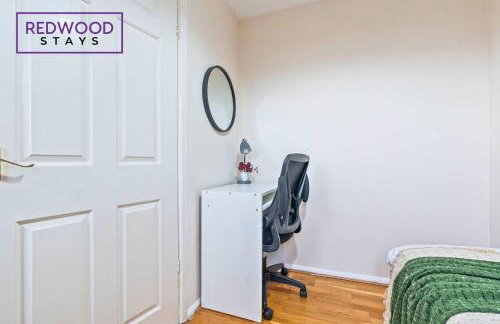 Cosy 3-Bedroom Serviced House with Free Fast WiFi and Parking for 2 Cars By Redwood Stays - Foto 24