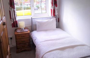 Smitten House 4 Bedroom RHYL - Photo 30