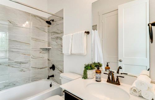 Patio and Pool Access Family Home in Tomball - Foto 14