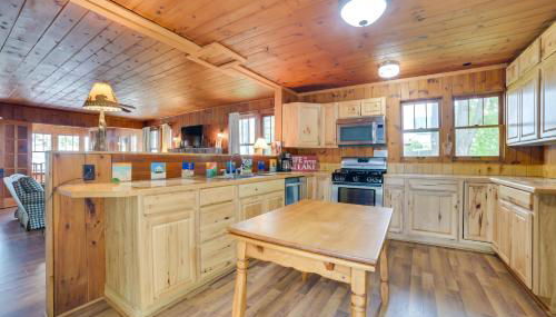 Steps to Lake Cedarville Cabin 12 with Shared Perks - Foto 2