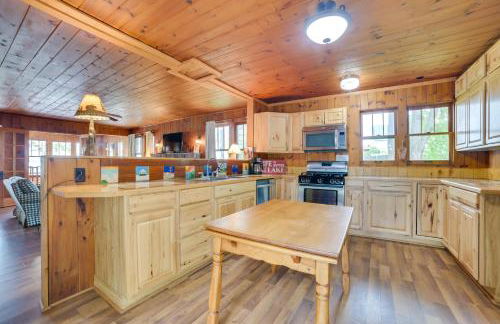 Steps to Lake Cedarville Cabin 12 with Shared Perks - Foto 2