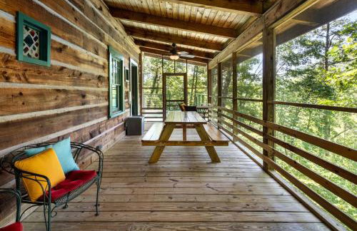 Beautiful Rustic Cabin Surrounded by Nature with Incredible Views and a Wrap-Around Deck for an Amazing Glamping Experience in Marshall, NC - Foto 17