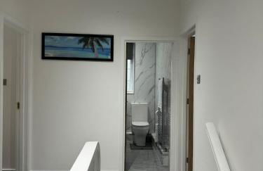 Luxury 2 Bed Apartment, Sleeps 6 with Sofa bed, Close to Sale Town & Tram Station - Photo 7