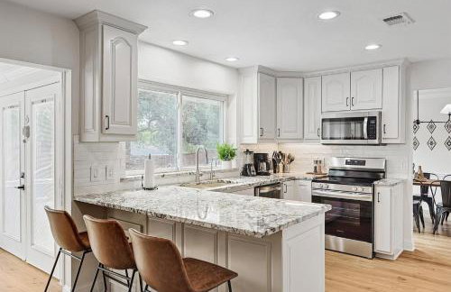 5BR w Backyard Paradise Pool Cinema Games - Foto 20