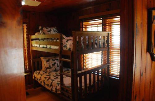 Cozy Cabin Retreat - Sleeps 8 - 1 Hr from STL - Foto 12
