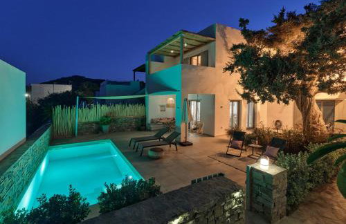 Private Luxury Scarlet beachfront villa, Molos, Paros - Photo 1