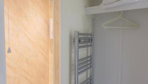 Bedroom bathroom kitchenette own entrance Conwy - Foto 3, wardrobe