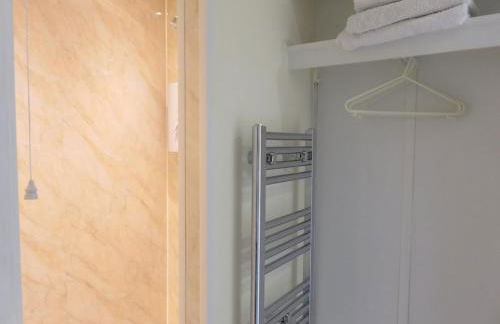 Bedroom bathroom kitchenette own entrance Conwy - Foto 3