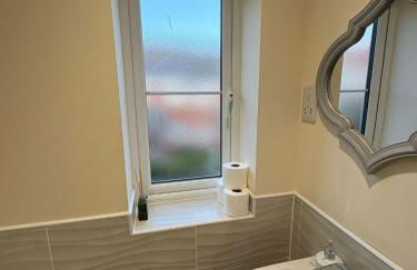 Spacious 3-Bed House - Sleeps 8 Garden & Parking - Foto 19