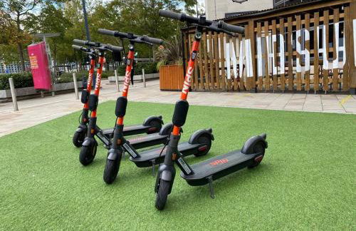 Stylish 6 Bedroom 3 Bathroom Detached House with Free Parking, Super-Fast Wifi, Pool Table, Smart TVs with Netflix by Yoko Property - Foto 44