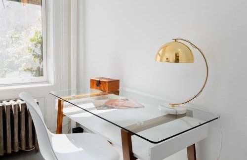 E10-2 Designer East Village Townhouse 1BR W D - Foto 15