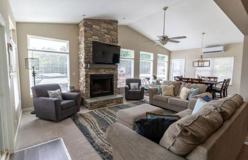 Charming Waterfront Cabin - Sleeps 10 - Photo 34