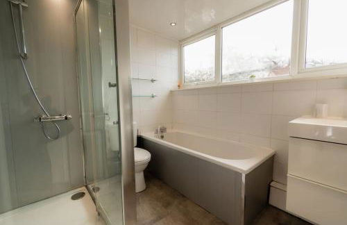 The Wheelhouse, 3 bed sleeps 6, Parking and wi-fi - Foto 2