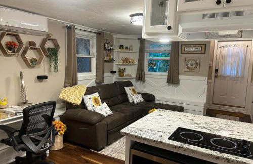 The Hive - Unique Themed Getaway - Foto 10