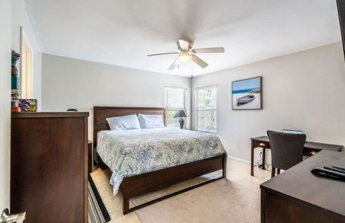 Beach Retreat with Backyard Flair and Yard Games - Foto 23