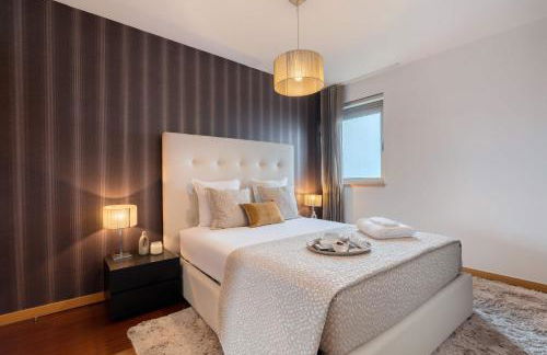 Modern Flat with Balcony & Garage by HostWise - Foto 2