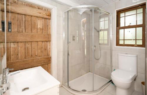 Lilly Lodge; nestled within the forest. - Foto 31