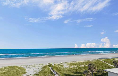 Polished oceanfront condo with pool access, private balcony & washer/dryer - Foto 21