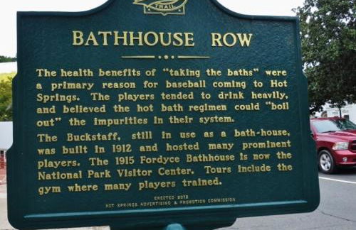 Mountain Bungalow-Walk to Downtown/Biker's Dream! - Foto 45