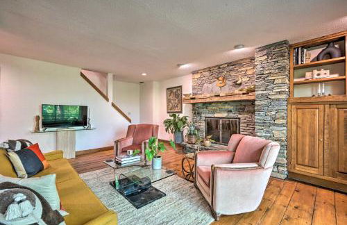 Luxe Plymouth Chalet with Indoor Pool and 3 Decks! - Foto 31