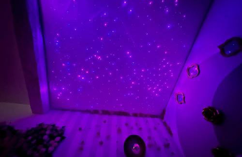 LOVE Room - Balnéo - Ciel Etoilé - Free Wifi - Netflix - Hyper Centre - Foto 9