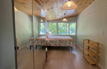 Berta's Lake Front Cottage on Winona Lake! - Foto 8