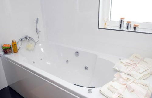 Ruhiges Modernes Haus Parkplatz WLAN Whirlpool - Foto 15