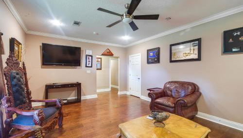 Homey Greenwood Getaway with Patio and Backyard - Foto 4