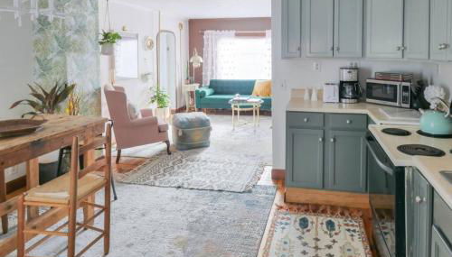 Bohemian Bungalow with Hot Tub - Foto 5