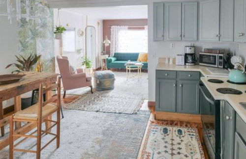 Bohemian Bungalow with Hot Tub - Foto 5