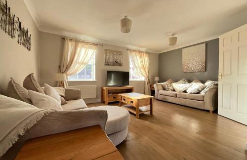 Holthart Town-House, Great for Groups, Families, Pets & Contractors - Photo 1