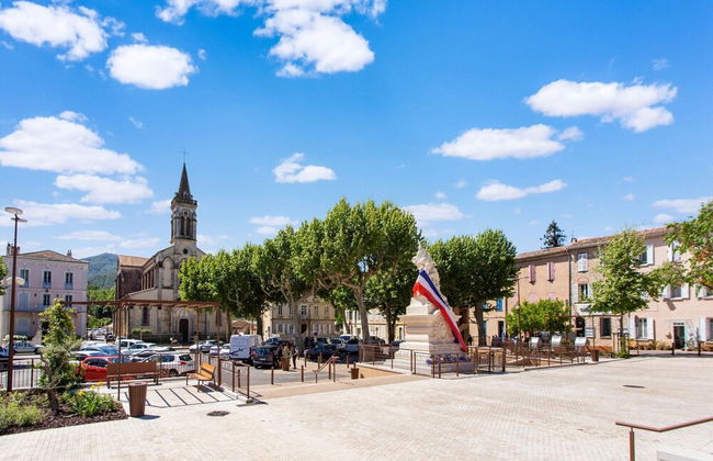 Beautiful Holiday Home With Swimming Pool - Photo 37