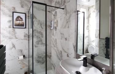 Spacious 6-Bed with Large Patio and Free Parking - Foto 13