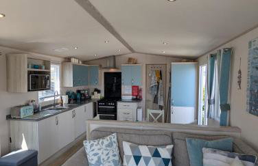 Beautifully presented beachcomber holiday home sited on the Durdle Door holiday park within a few minutes walk from the path that leads to the famous Durdle Door arch and Lulworth cove - Foto 7