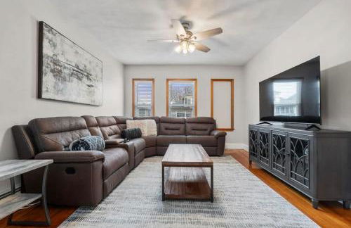 Tufts 3-Bed 2-Office Home with Laundry - Foto 1