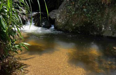 Casa com rio privado passando na frente e cercada por belas montanhas e piscina natural Estrada pavimentada até o estacionamento - Foto 4