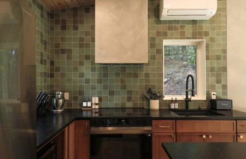 Cozy Luxury Cabin w Hot Tub, Fire Pit, King Bed - Foto 8