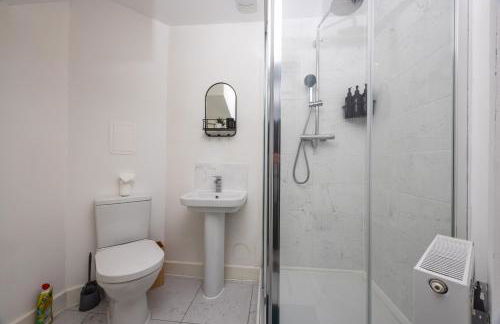 Cosy Retreat By Green Haven Escapes Short Lets & Serviced Accommodation Seacroft With Free Off-Street Parking & Pet-Friendly - Photo 40