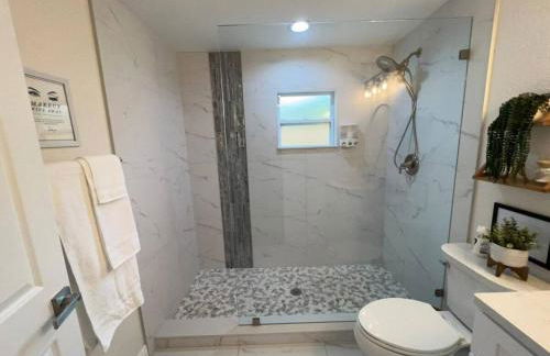 Stylish Chic King Bed Ybor DT - Foto 15