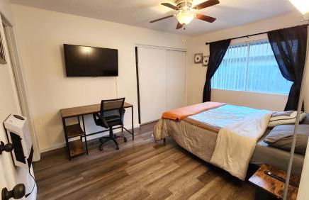 Private, Spacious, 4x Queen, 300 MBPS Internet with Backyard! - Foto 3