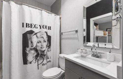 Home with Rooftop Deck & Garage, 2 miles to Downtown Broadway - Foto 37