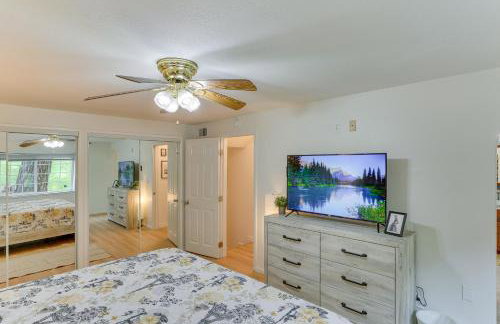 Crestline Home with Private Hot Tub Steps to Lake! - Foto 17