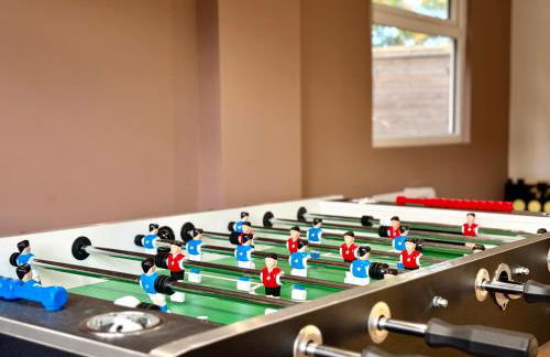 Winter Getaway - Luxury Bungalow w Games Room - Photo 9