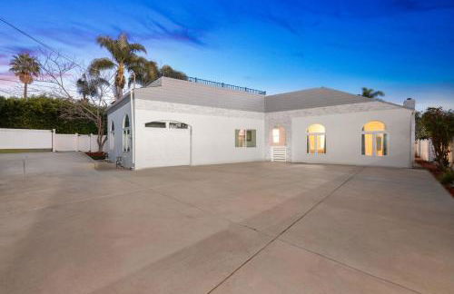 Spacious Modern Home with Rooftop & Private Backyard - Foto 6