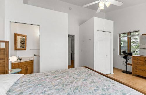 Cottage with Private Lake Access! Short distance to town - Foto 12